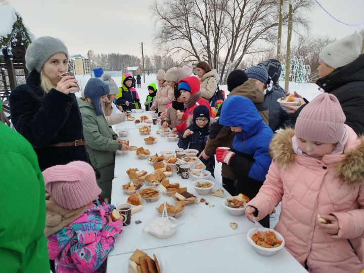 Яңа поселогында махсус хәрби операциядә катнашучыларның 300 баласы өчен бәйрәм оештырылды