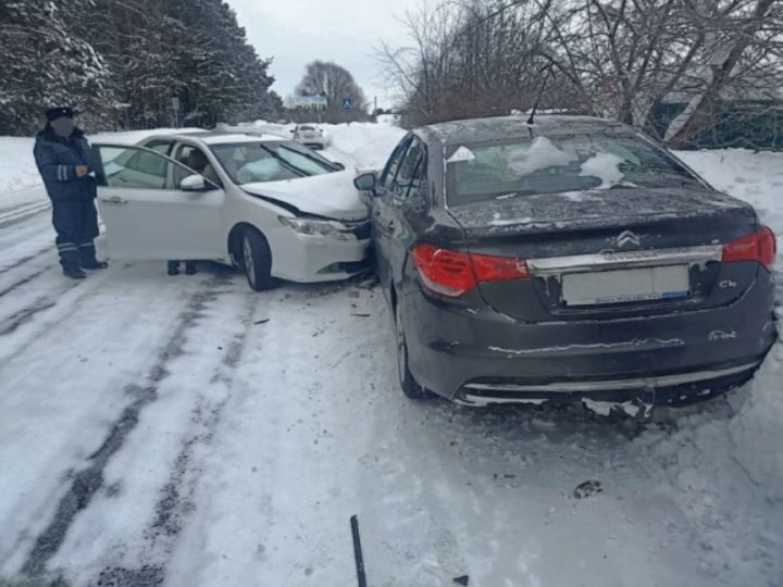 Серьезное ДТП на автодороге в Тукаевском районе: Водитель «Тойота Камри» не справился с управлением и столкнулся с «Ситроен С4»