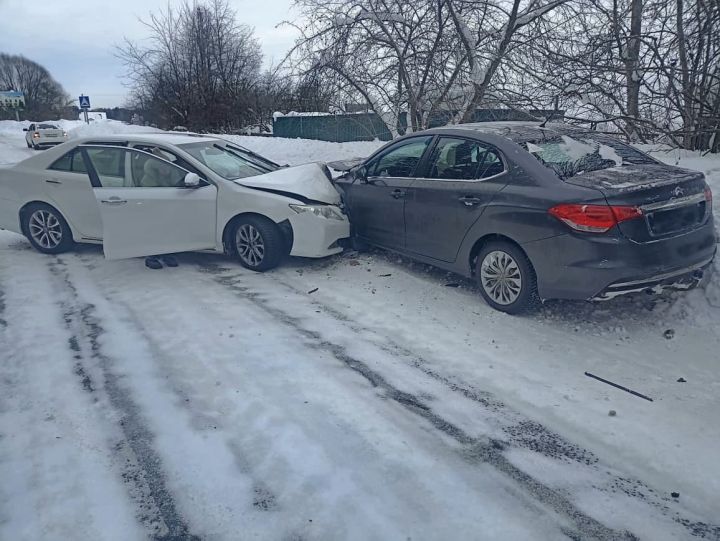Серьезное ДТП на автодороге в Тукаевском районе: Водитель «Тойота Камри» не справился с управлением и столкнулся с «Ситроен С4»