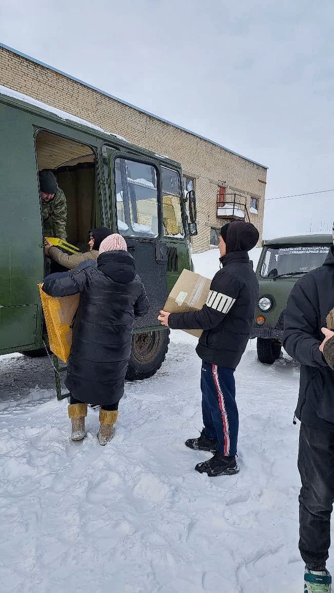 Азьмушкинское сельское поселение отправляет гуманитарную помощь в зону специальной военной операции: продукты, медикаменты и поддержка от детей