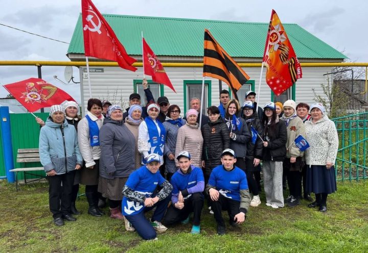 Сотрудники музея «Гиндукуш» присоединились к акции в Тукаевском районе, поздравив ветерана с годовщиной Победы