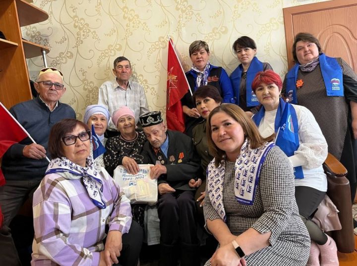Сотрудники музея «Гиндукуш» присоединились к акции в Тукаевском районе, поздравив ветерана с годовщиной Победы