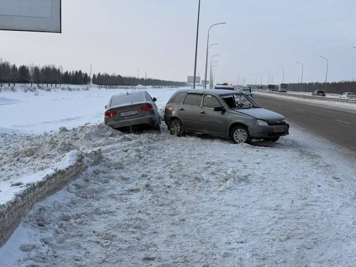 Нарушение ПДД привело к столкновению двух автомобилей на трассе в Татарстане