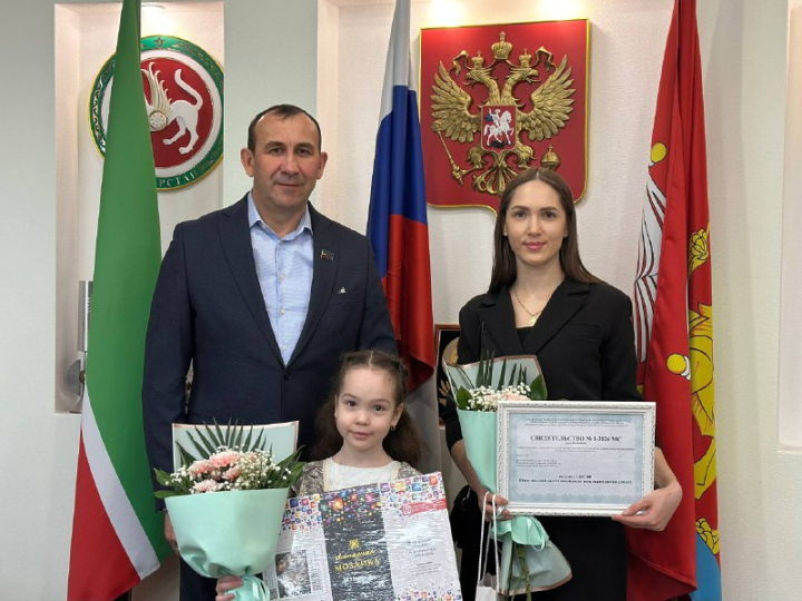 Лилия Шәмсиева гаиләсенә торак сертификаты тапшырылды