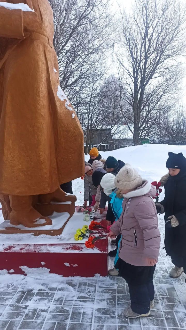 Ученики Кузкеевской школы почтили героев в рамках акции «Цветы у обелиска»