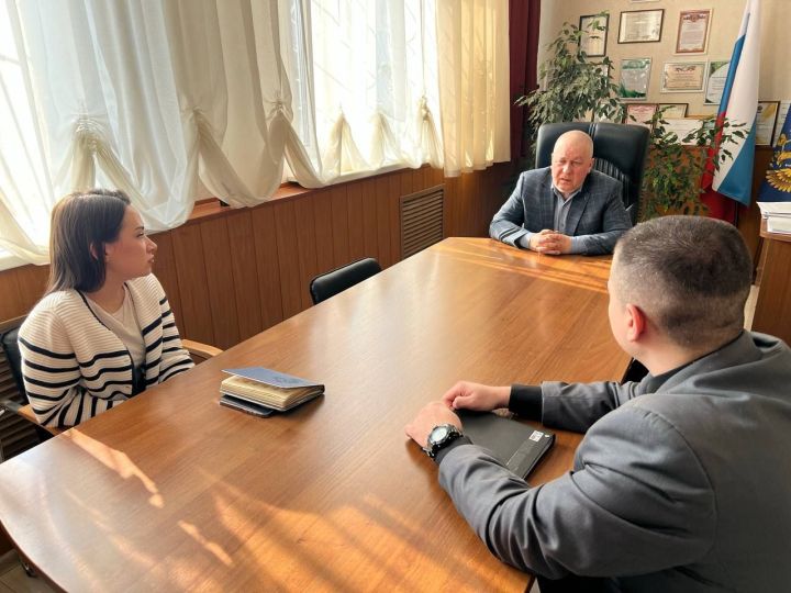 В прокуратуре Тукаевского района состоялась встреча молодых специалистов с ветераном ведомства