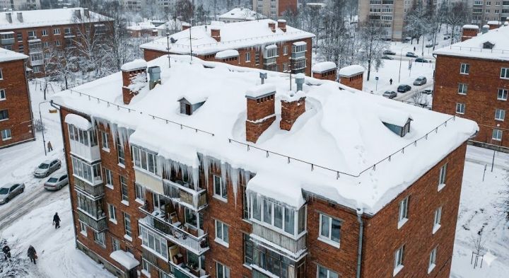 Питрәчтә кар авырлыгыннан күпфатирлы йортның түбәсе зыян күргән