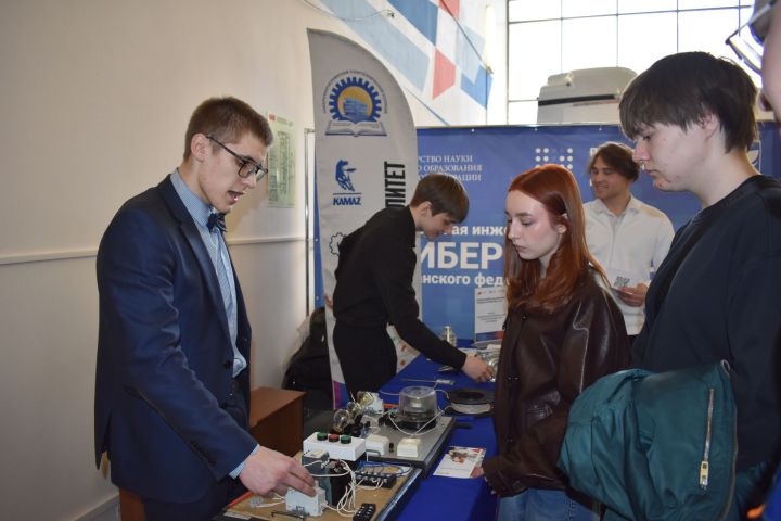 Киләчәккә адым: Тукай районы яшьләре Чаллыда һөнәр сайлый