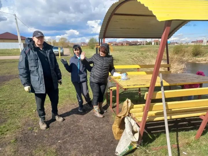 Общее дело: жители Суровки вышли на большую уборку