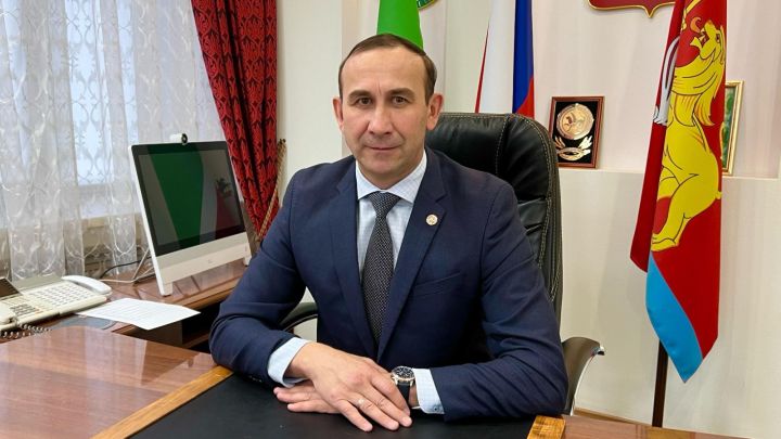 Глава Тукаевского района поздравил с Днем весны и труда!