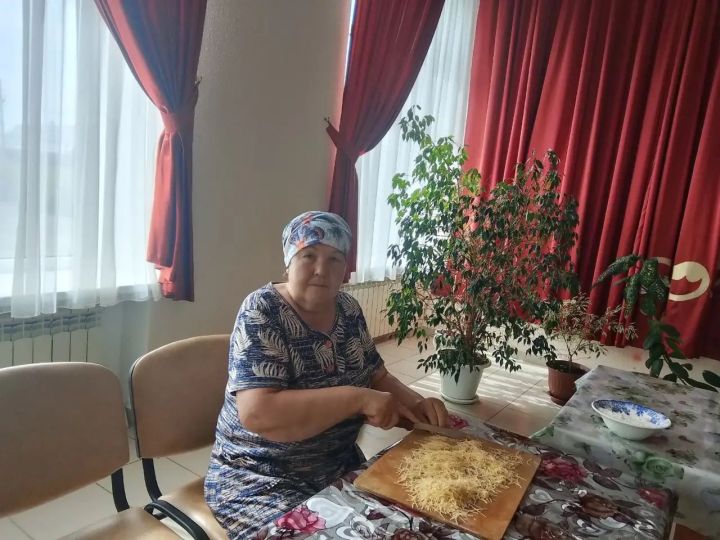 Иске Дөреш волонтерлары хәрбиләргә өй токмачы әзерләде
