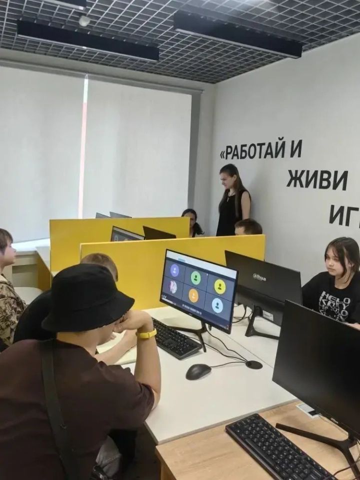 Молодежь учится программировать с помощью ИИ