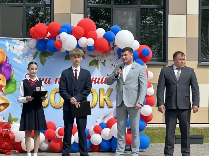 В стенах обновленной школы: Фларид Сафин поздравил выпускников Тукаевского района