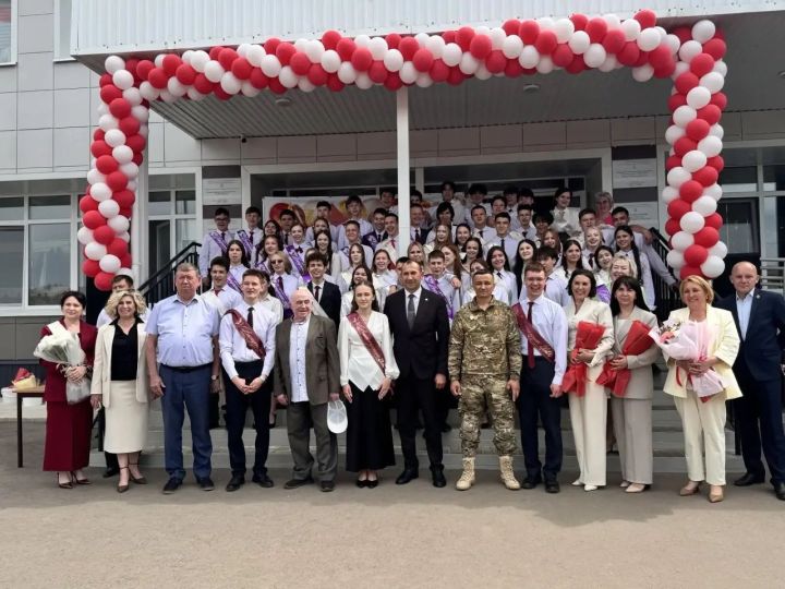 Круглопольская школа получила сертификат на 100 тысяч рублей на «Последнем звонке»