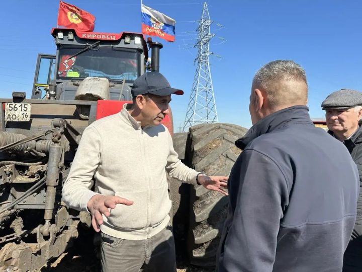 Глава Тукаевского района проинспектировал ход весенне-полевых работ
