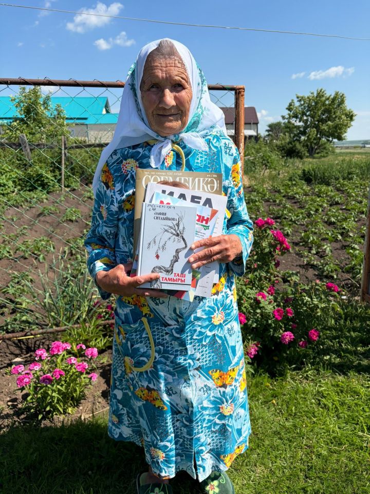 Тыл ветераны Нәзилә Могыйнова гөлбакчасында кунакта булдылар