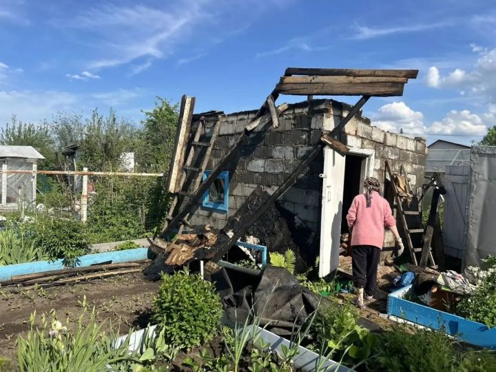 В СНТ «Восход-2» из-за дефекта печной трубы вспыхнула кирпичная баня пенсионерки