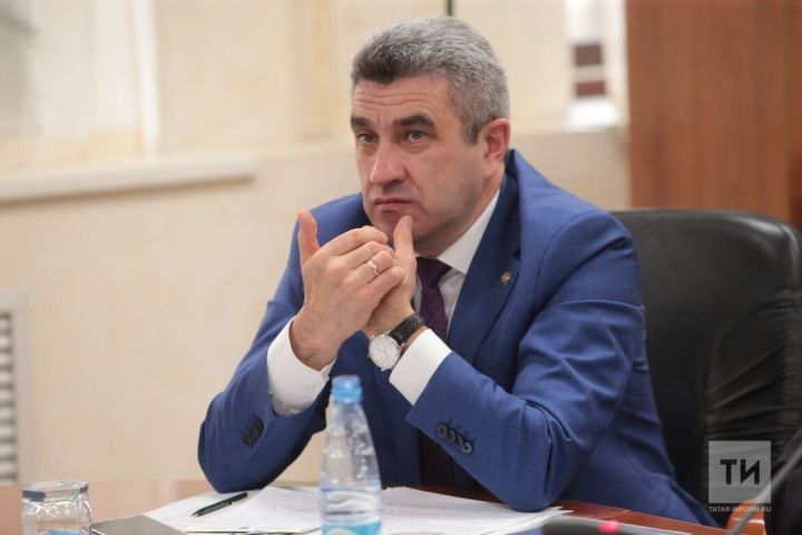 Министр гаиләдә укытуга каршы чыгыш ясады