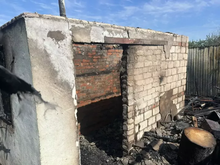 В  СНТ «Турбина» огонь уничтожил баню и сарай