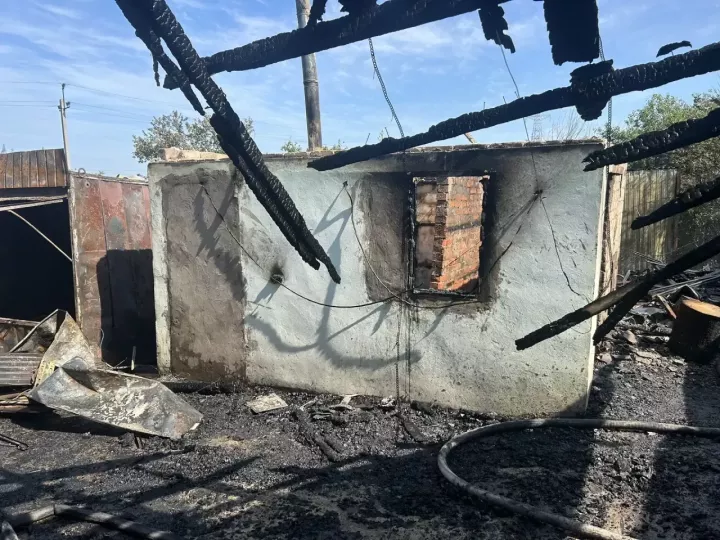 В  СНТ «Турбина» огонь уничтожил баню и сарай