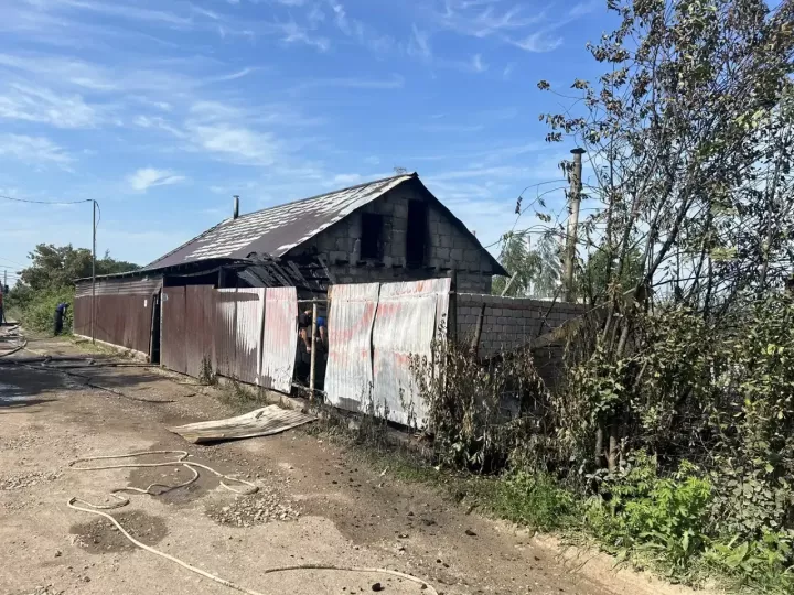 В  СНТ «Турбина» огонь уничтожил баню и сарай
