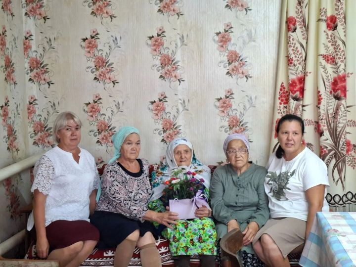 Бер гасырлык гомер: Круглое Поледа Хәйрлевара Ямалеева 100 яшен билгеләп үтте