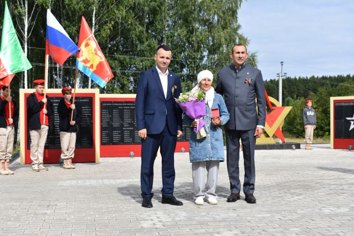 Память о героях и благодарность за труд: как в поселке Новый встретили День Республики