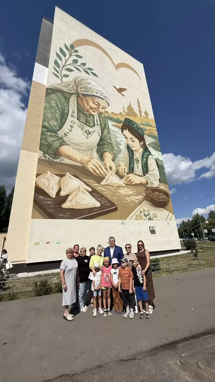 В Набережных Челнах появился мурал «Семейные традиции» к 400-летию города