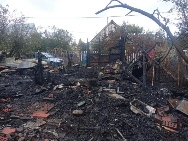Пожар в СНТ «Прибрежный» уничтожил дом и повредил два соседних