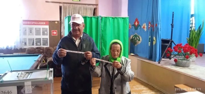Югары Байларда сайлауга беренчеләрдән булып 80 яшьлек Илдар һәм Сәлимә Һидиятуллиннар килде