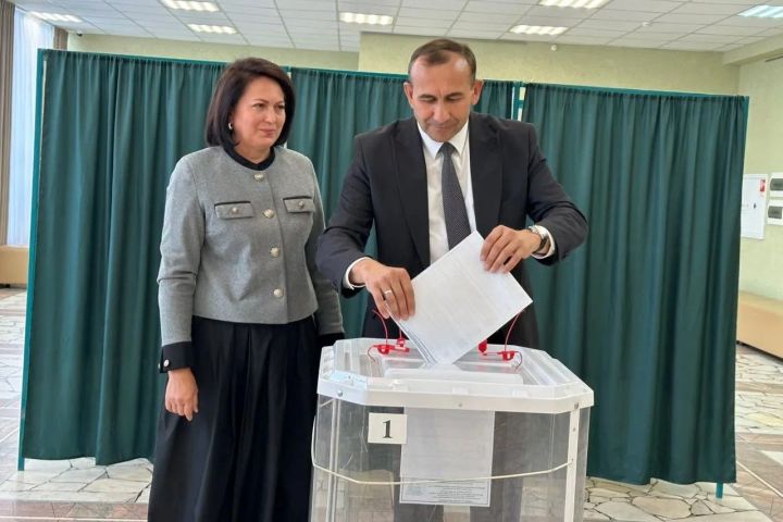 Тукай районы башлыгы Камил Нәҗмиев Яңа поселогында гаиләсе белән сайлауда катнашты