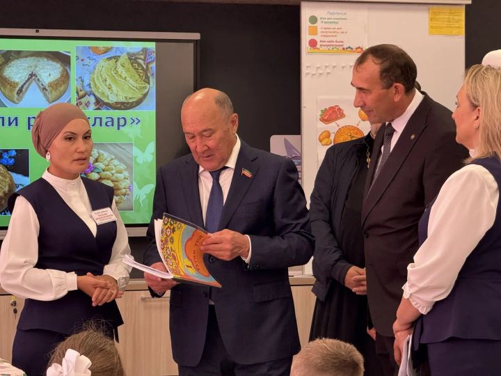 Марат Ахметов посетил обновленную школу в поселке Новый
