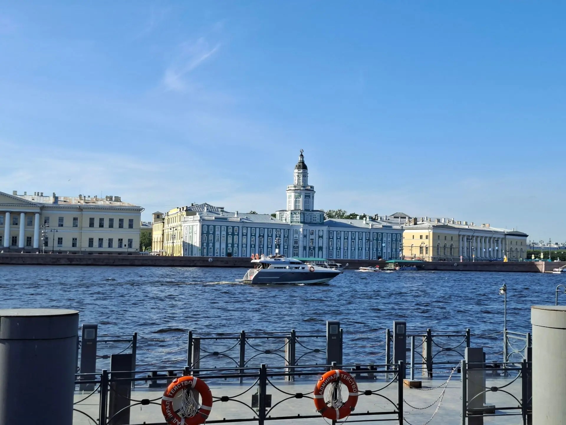 Петербург бай тарихы, матур архитектурасы һәм төрле музей коллекцияләре белән каршы алды.