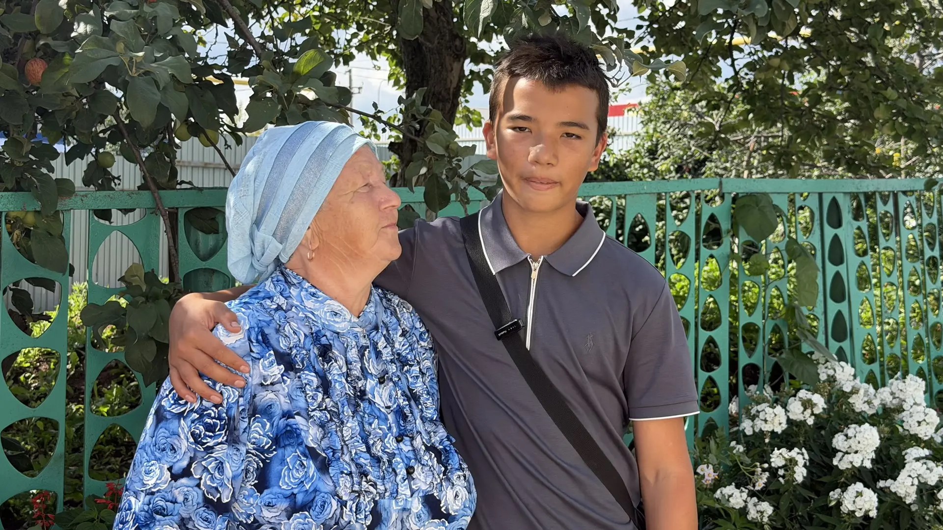 Дома его возвращения с нетерпением ждут родители и бабушка.