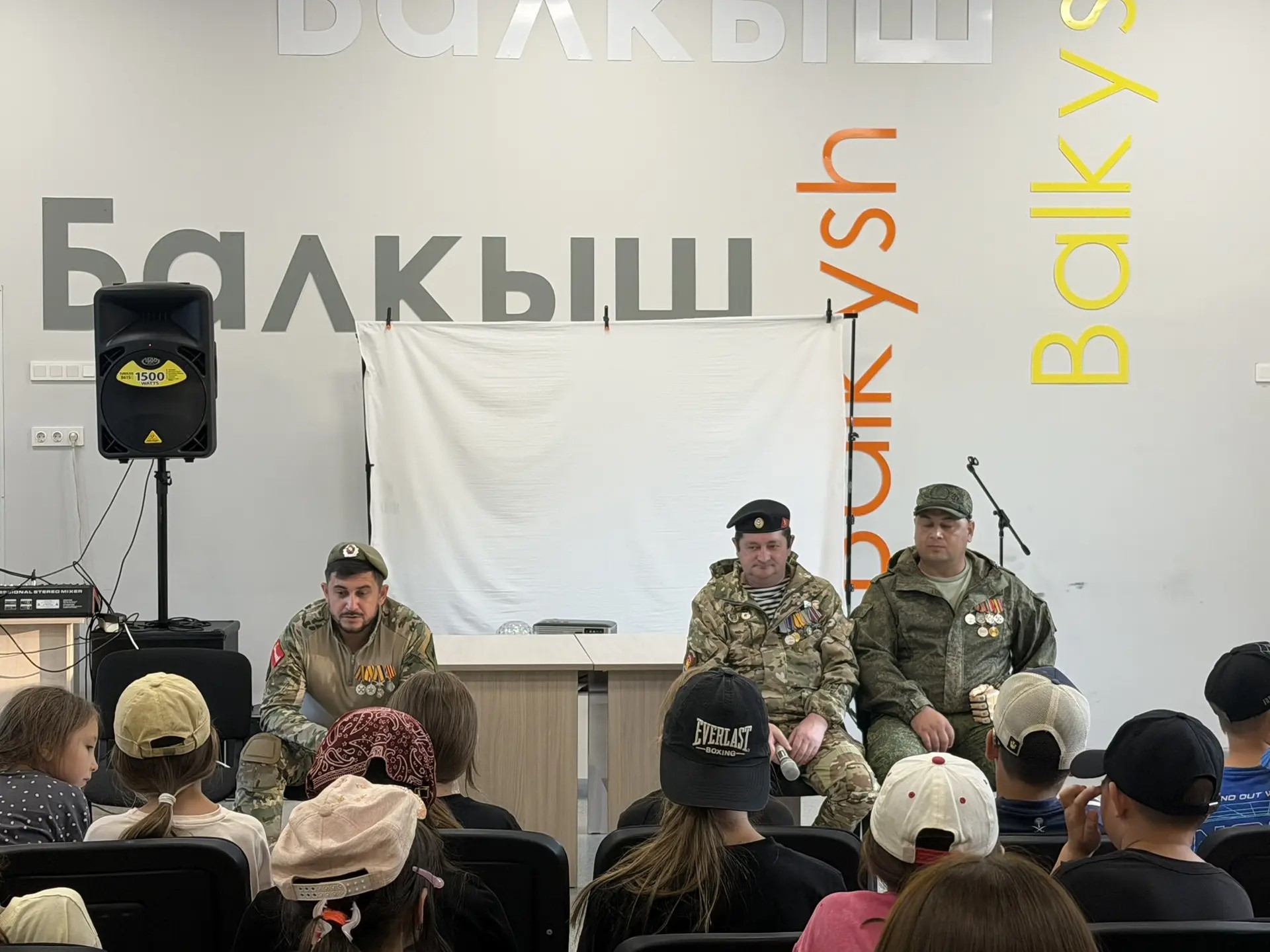 Ветераны СВО рассказали ребятам о службе, боевых буднях и испытаниях, которые им пришлось пройти.