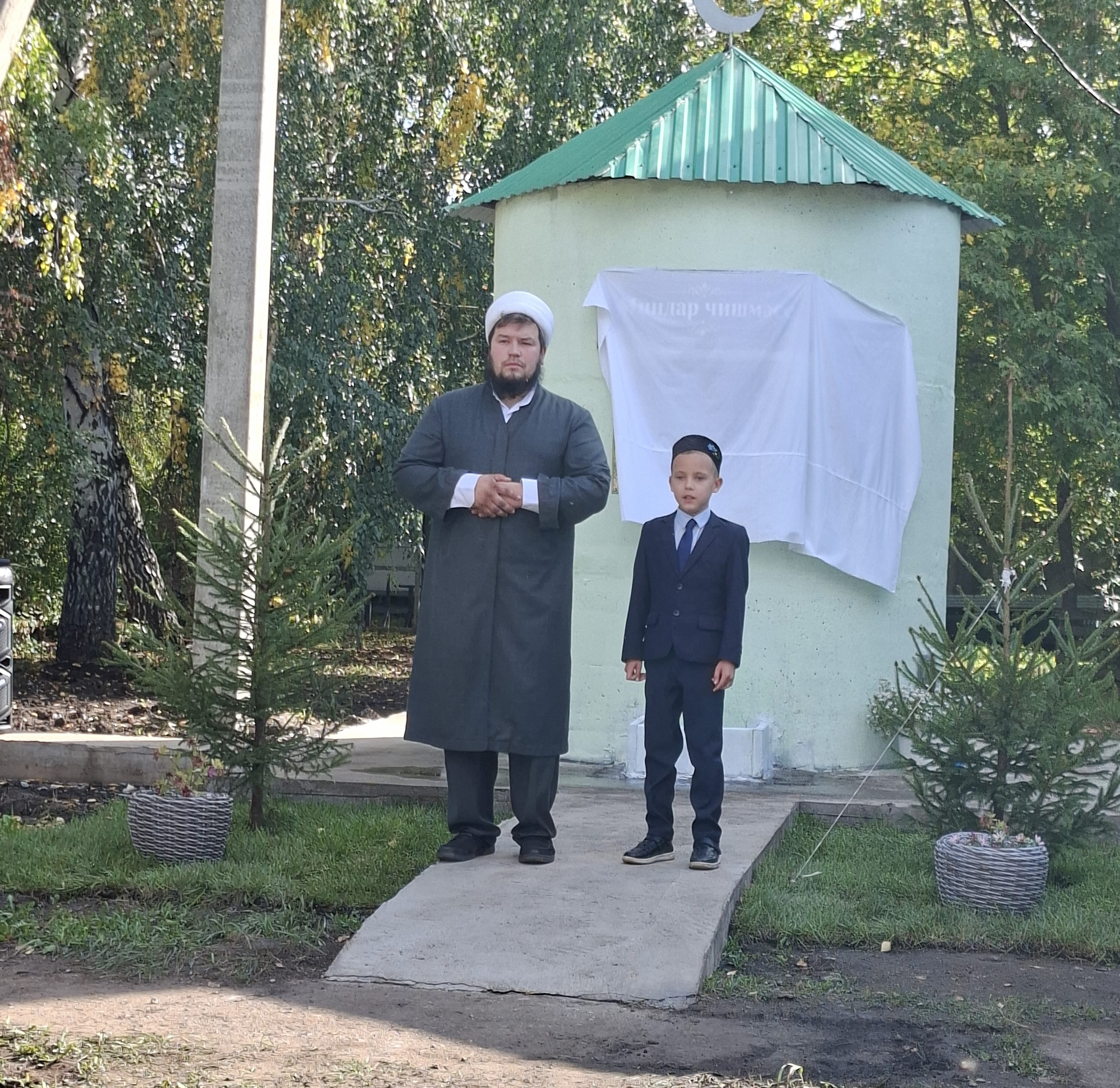 «Газизулла» мәчете шәкерте Коръән укый.