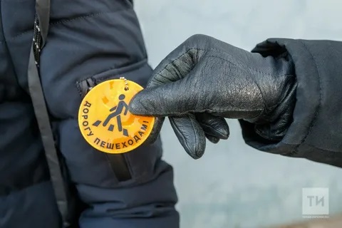 Пешеходы обязаны иметь при себе предметы со СВЭ.