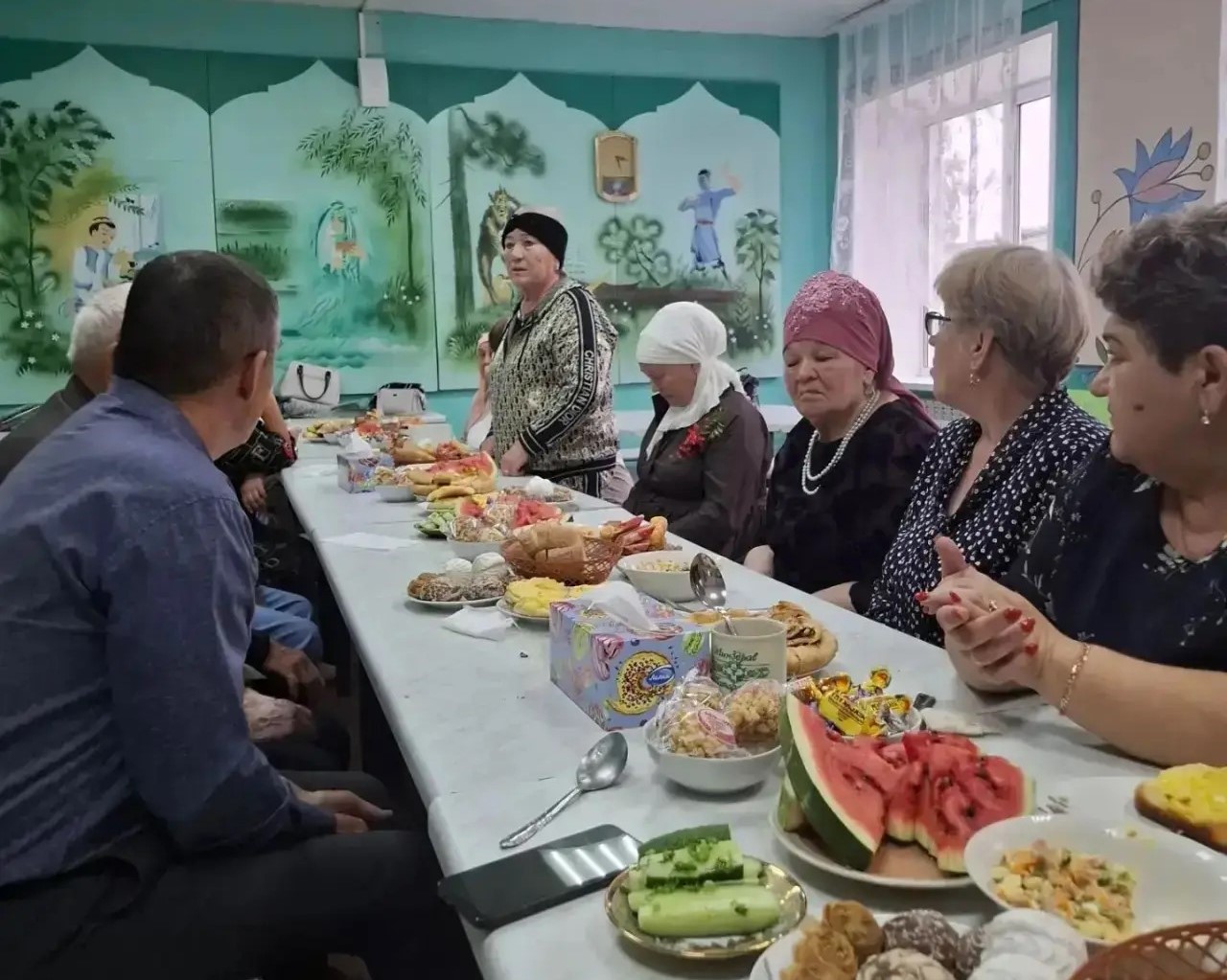 1 октябрь көнне мәктәбебездә Өлкәннәр көненә багышланган бәйрәмчә чәй табыны узды.