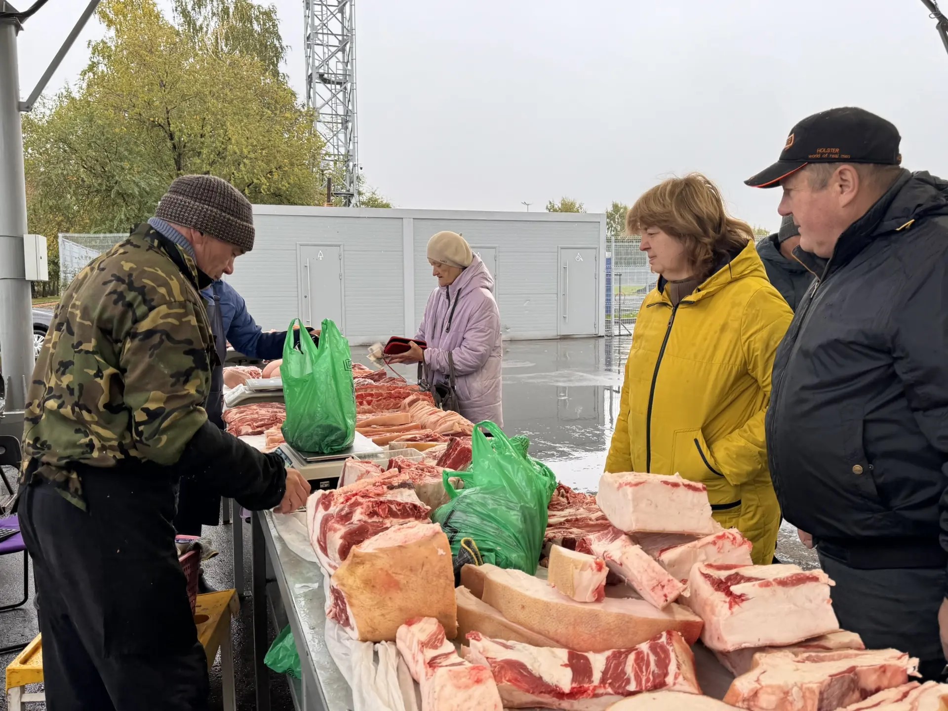 Җирле авыл хуҗалыгы продукциясен җитештерүчеләр һәм фермерлар үзләренең иң яхшы хезмәт җимешләрен тәкъдим итте.
