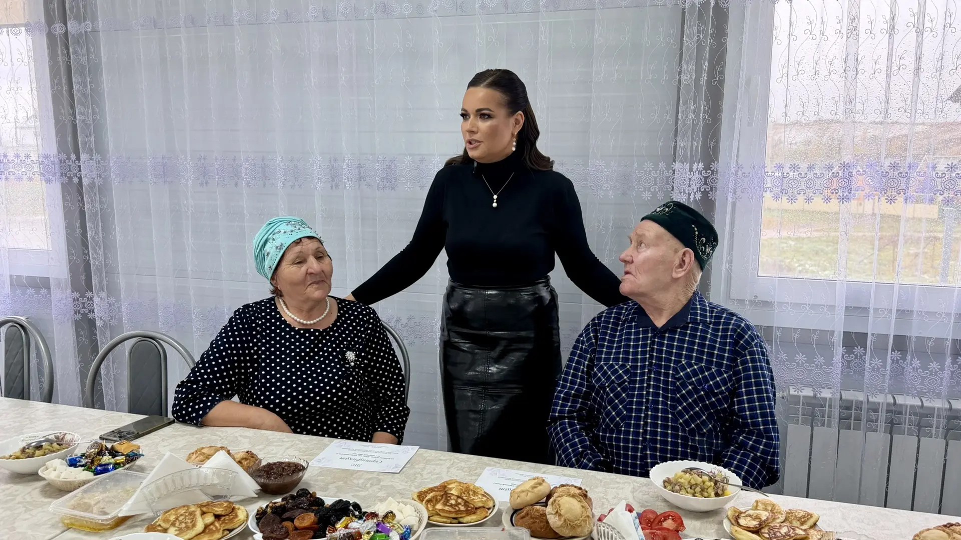 В рамках Декады пожилого человека артистка устроила благотворительную акцию в Тукаевском районе.