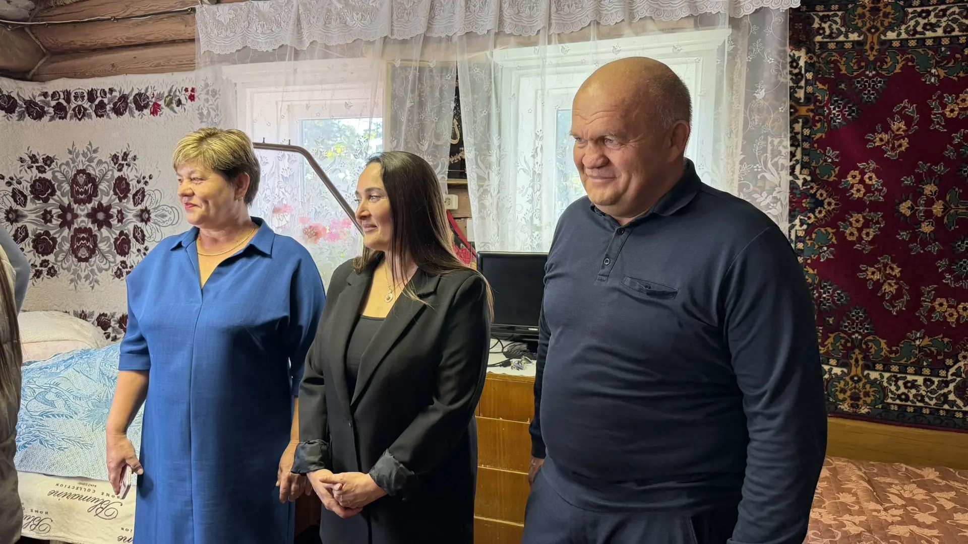 Маһира апаны котларга район социаль яклау идарәсе башлыгы Гүзәл Латыйпова, Иске Абдул авыл җирлеге башлыгы Резидә Сафина, «Сәйдәшев» исемендәге авыл хуҗалыгы җитәкчесе Марат Сафин һәм «Якты юл» («Светлый путь») газетасының баш мөхәррире Олеся Аверьянова да килде.