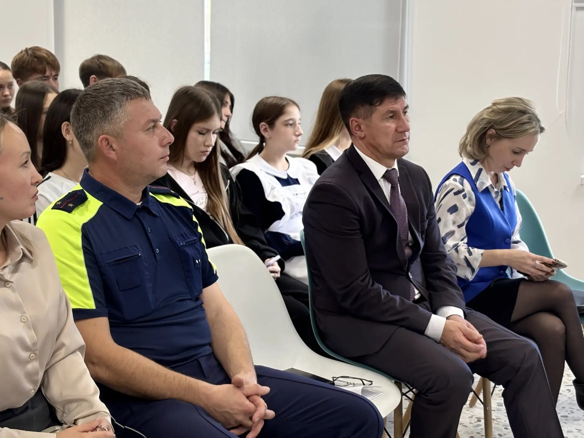 В Молодёжном центре Тукаевского района состоялось важное профилактическое мероприятие — «Мотодрайв: круглый стол с инспектором ГАИ».