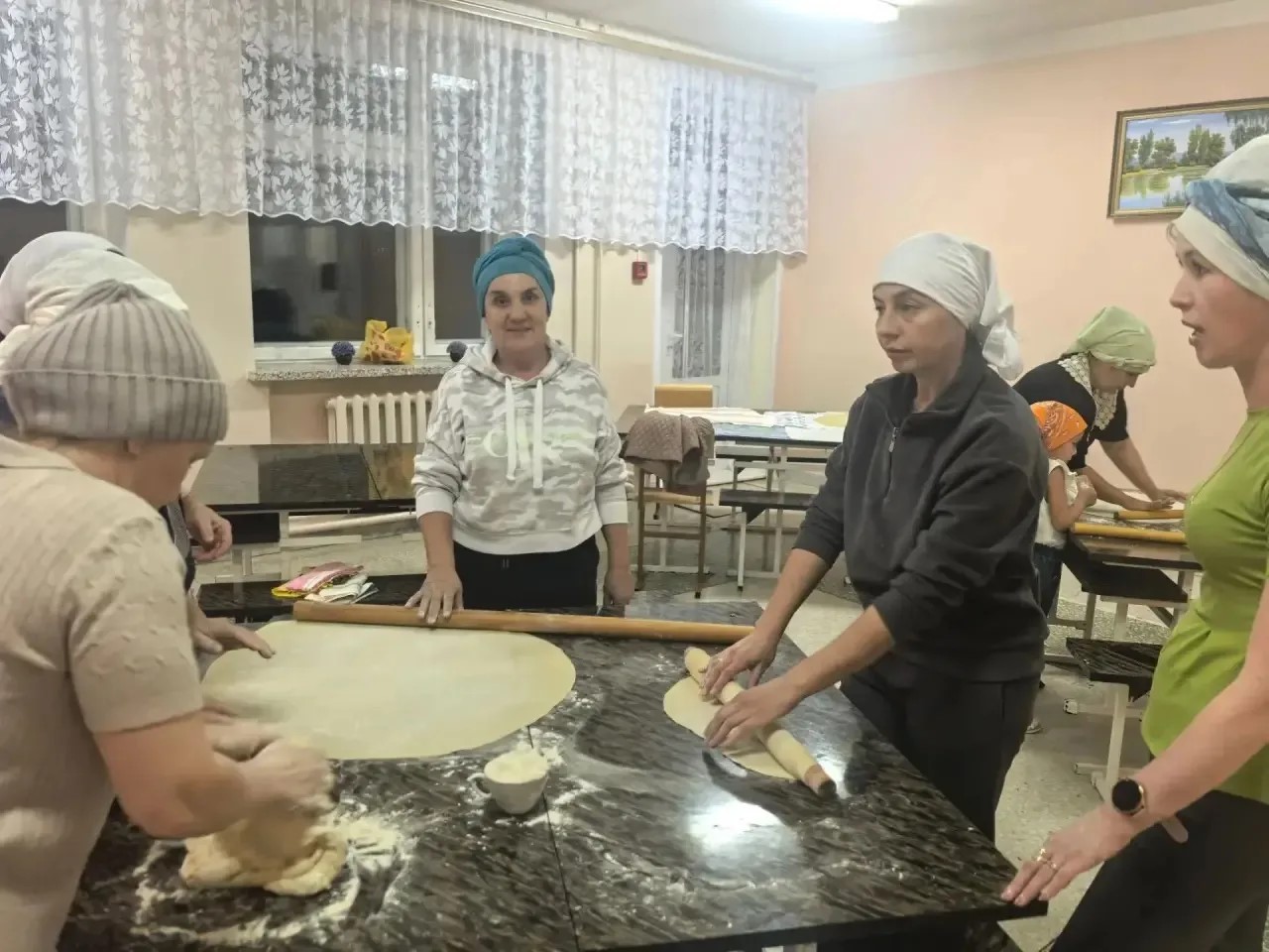 Местные женщины вручную готовят для бойцов традиционную домашнюю лапшу.