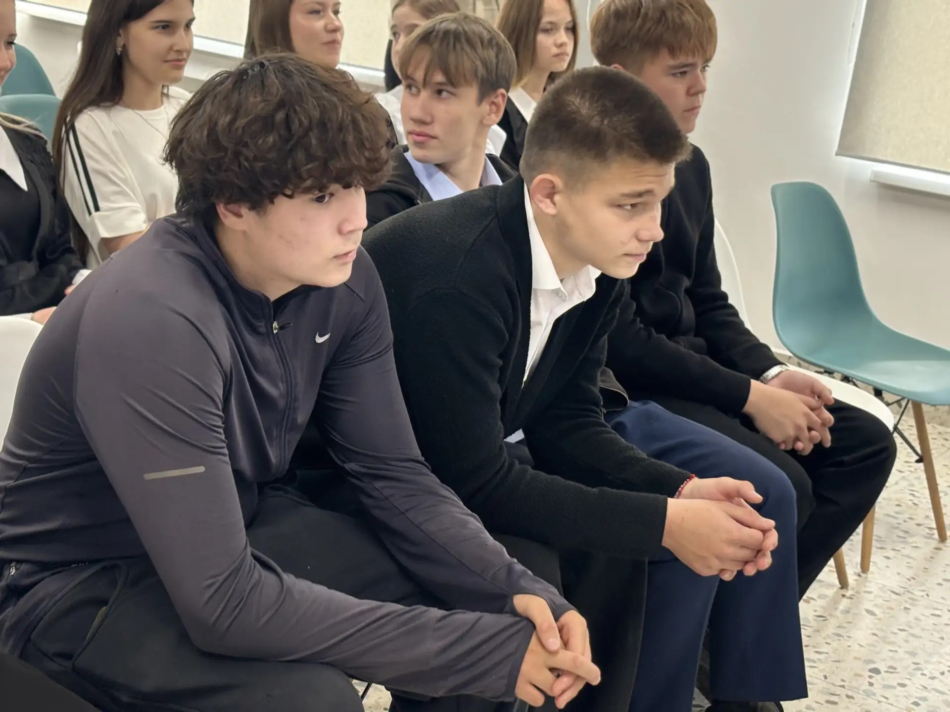 Укучылар полиция лейтенантына һәм башкарма комитет җитәкчесенә үзләрен кызыксындырган сорауларны турыдан-туры бирә алды.