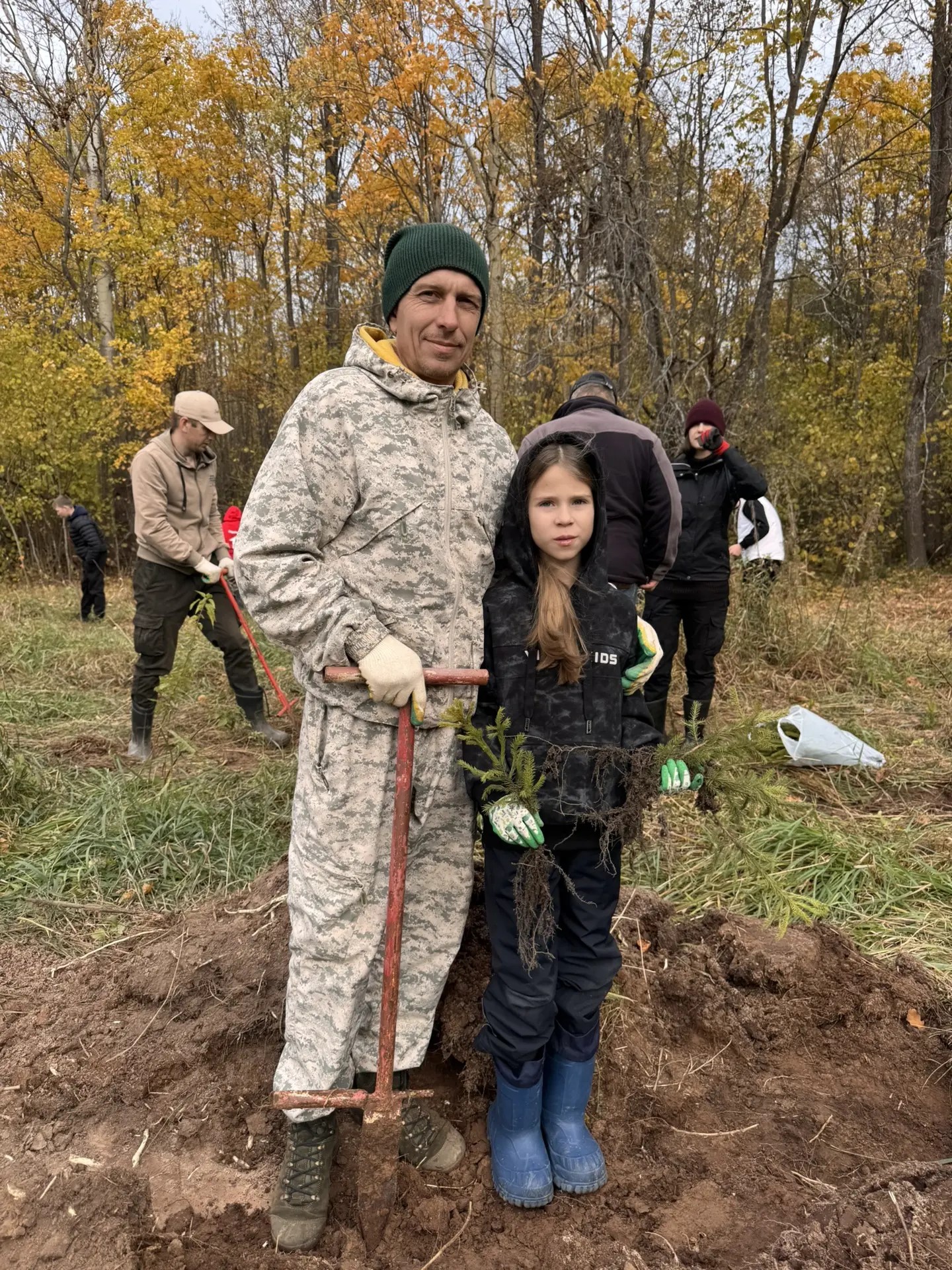 Семья Дениса Крухтанова участвует в посадке деревьев уже много лет, прививая детям любовь к природе.