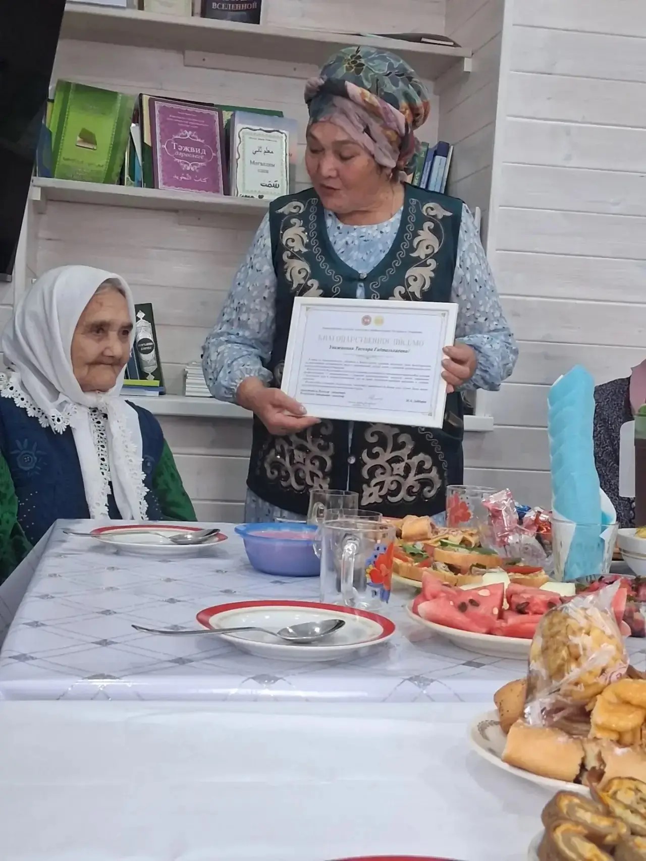 Тәскирә Габделхәй кызы Хәйретдиновага 90 яшьлек юбилее уңаеннан ТР Авыл хуҗалыгы һәм азык-төлек министрлыгының Рәхмәт хатын тапшырылды.