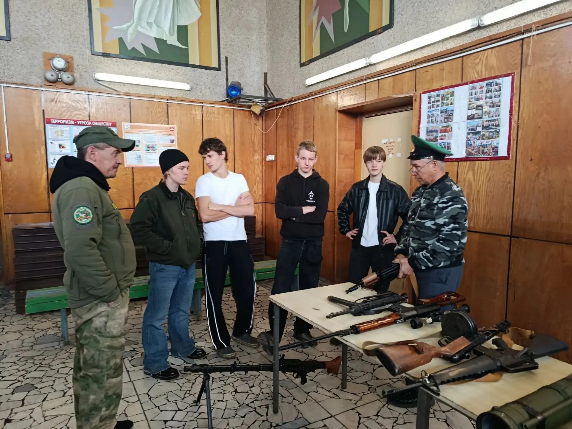 Гостям дали возможность подержать в руках макеты оружия разных времён.