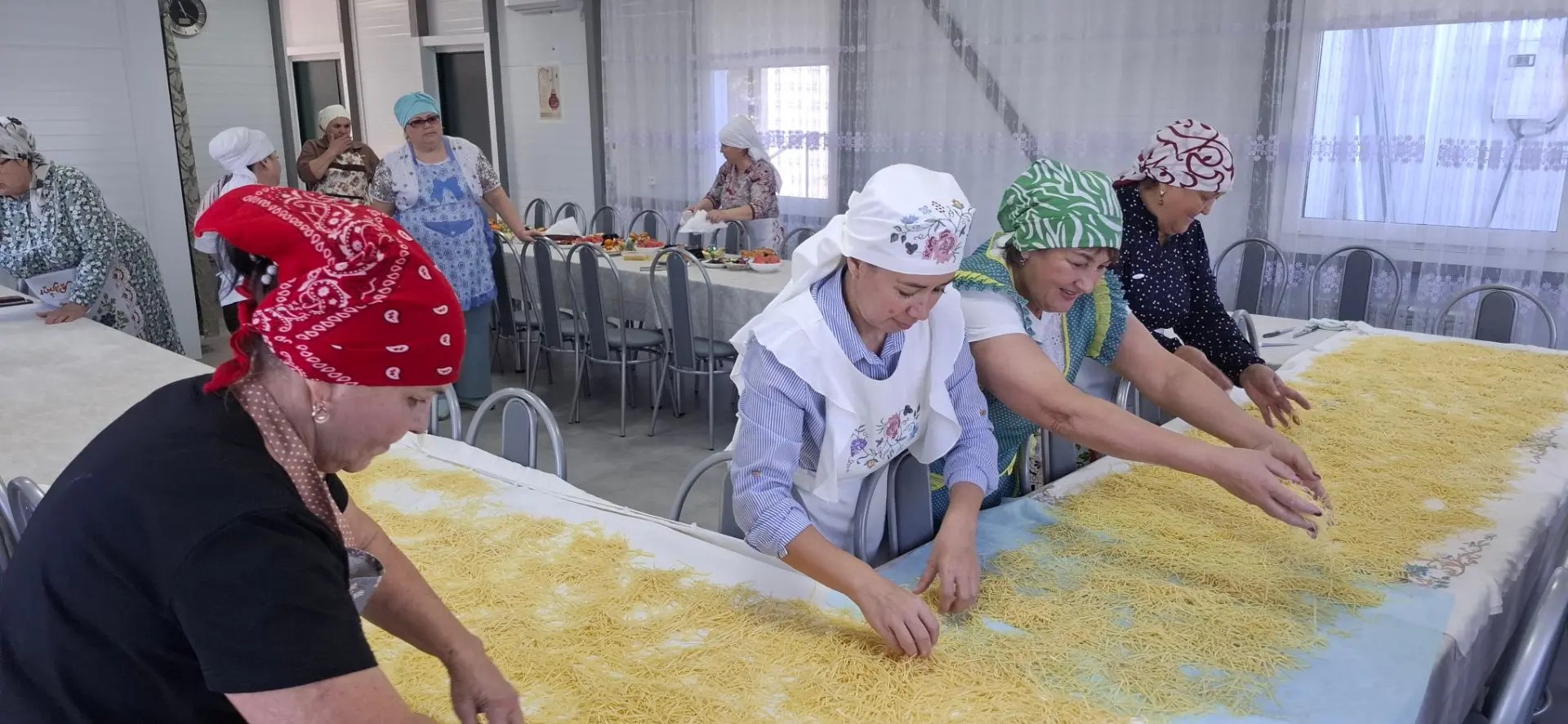 Ташкичү авылындагы ифтарханәдә Тукай районының берничә авылыннан килгән мәдәният хезмәткәрләре токмач басу серләренә өйрәнгән
