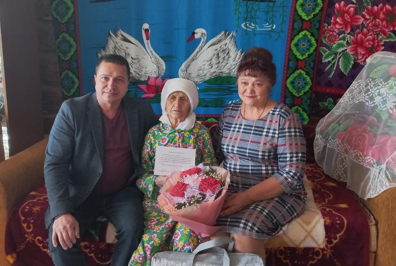 Поздравили труженика тыла Тукаевского района
