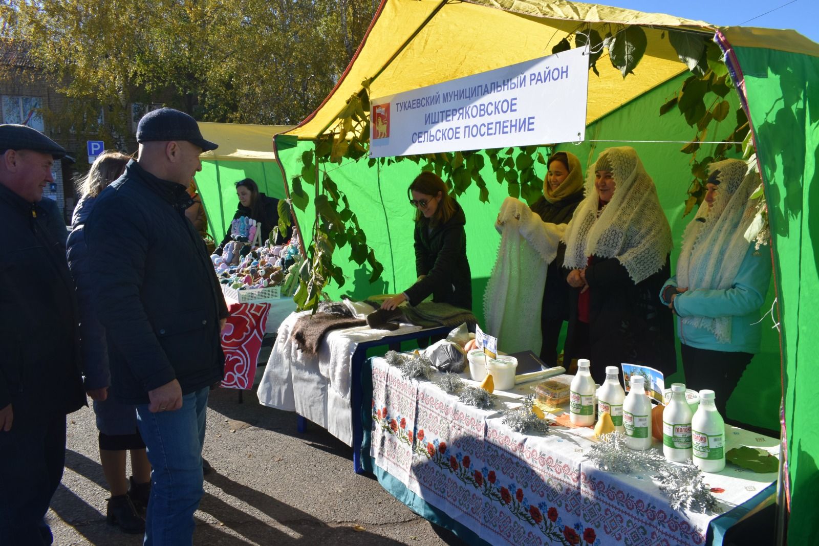 На площадке перед домом культуры села Бетьки прошла сельскохозяйственная ярмарка
